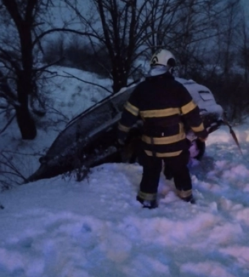 На Рівненщині вночі з кювету витягали вантажівку з цистерною пального