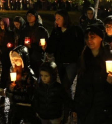 Тиха хода зі свічками та спільна молитва. Львів&#039;яни вшанували День Гідності та Свободи