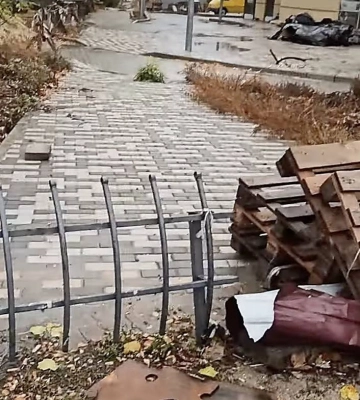 У Миколаєві поскаржились на огорожу біля недобудованого McDonald&amp;#039;s на ринку Колос, яка перегородила тротуар