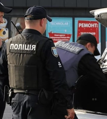 Збирався здати на металобрухт. У Кривому Розі патрульні виявили в автівці чоловіка уламки, схожі на частини ракети