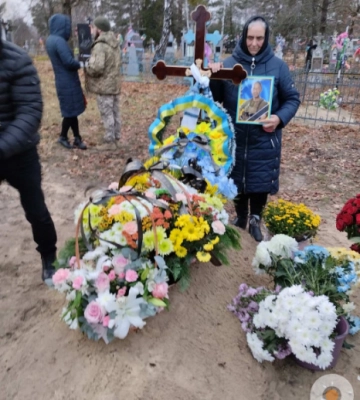 Мобілізували після смерті батька: на Волині сотні людей прийшли на похорон Героя Миколи Максимука. Фото