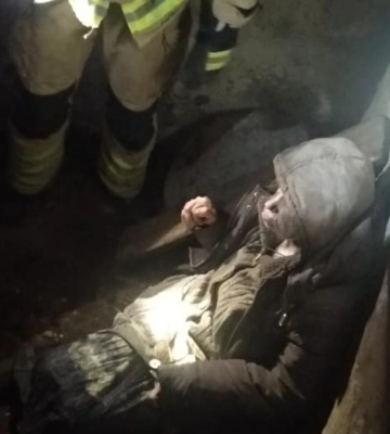 У Рівному жінка впала у підвал і не змогла сама вибратись
