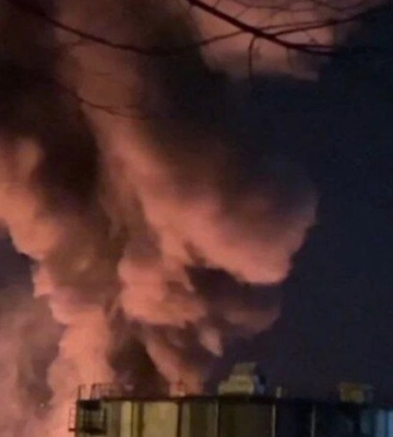 Невідомі безпілотники атакували окупований Луганськ: спалахнула пожежа (відео)