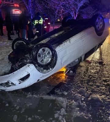 У Рівному внаслідок ДТП авто перекинулось на дах (ФОТО, ВІДЕО)