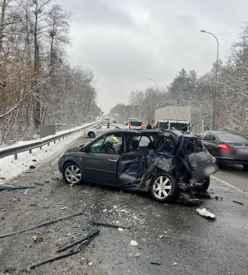 На Київщині зіштовхнулись вантажівка, легковик та автобус: четверо постраждалих
