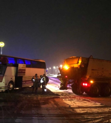 Зіткнення міжнародного автобуса «Київ-Варшава» на Волині з снігоочисною технікою: повідомили, у якому стані потерпілі
