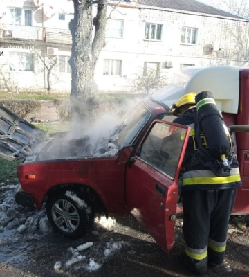 На Кіровоградщині спалахнув легковик