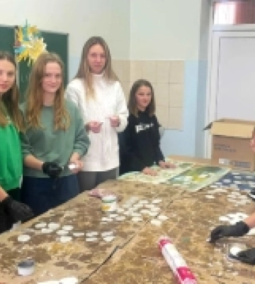 Ліцеїсти з Волині виготовляють «українські запальнички» для захисників