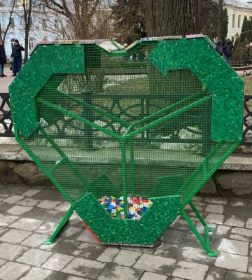 У Франківську дитсадки та ліцеї зібрали тонну кришечок