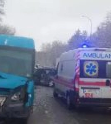 На Київщині сталася масштабна ДТП: зіткнулися три авто