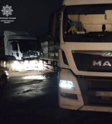 У Кропивницькому водій вантажівки в’їхав у припарковане авто