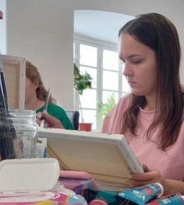 Арттерапія для дружин загиблих військових: жінки у Луцьку малювали картини