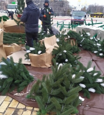 В центре Киева начали устанавливать новогоднюю елку