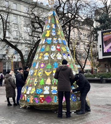 У Франківську почали встановлювати ялинку перемоги – якою вона буде?