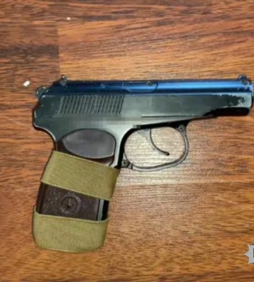 Пригрозили пістолетом: в Одесі студенти посеред вулиці пограбували двох молодиків, - ФОТО