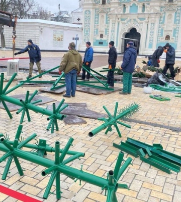 У Києві почали встановлювати головну новорічну ялинку України. Фото і відео