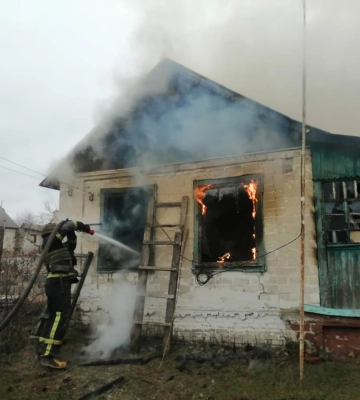 Неосторожно покурил: на Харьковщине в собственном доме погиб мужчина 