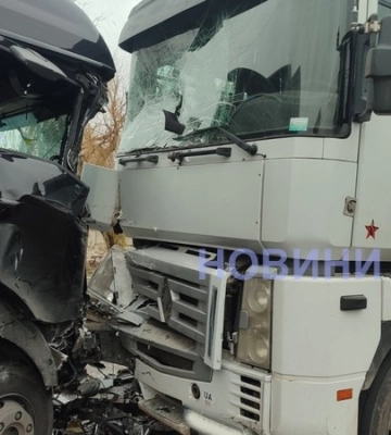 У Миколаєві зіткнулися дві вантажівки та мікроавтобус