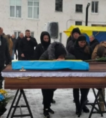 Понад рік вважали зниклим безвісти: у Рожищі віддали шану захисникові Михайлу Лукашуку. ФОТО