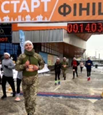 У Луцьку прикордонники бігли забіг у шапках Святих Миколаїв. ФОТО