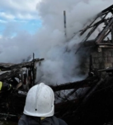 Чоловік з двома дітьми загинули під час пожежі у закарпатському Солотвині