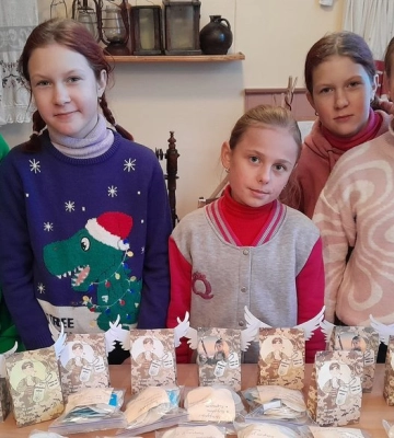 Учні та вчителі волинської гімназії виготовляють розпалювачі та окопні свічки для воїнів