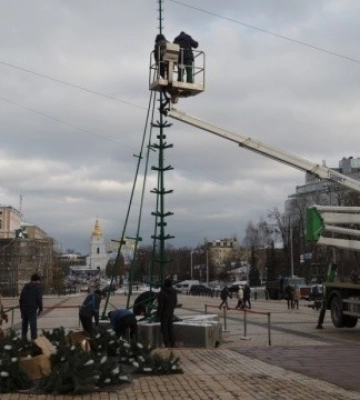 У Києві почали встановлювати головну новорічну ялинку України. Фото і відео