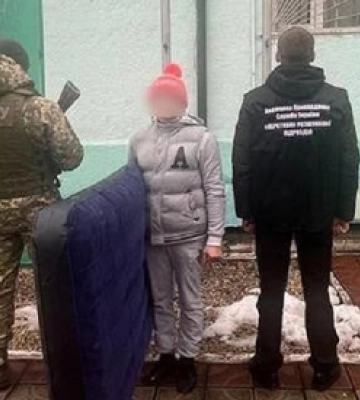 На матраці та у дитячій шапці: українець вчетверте хотів втекти за кордон 