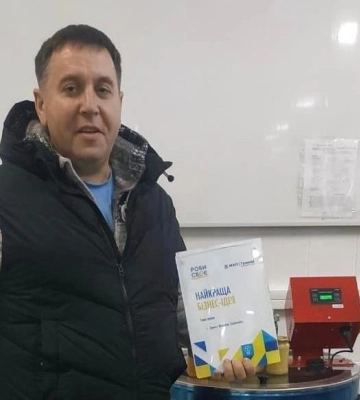 "Роби своє": переселенець із Луганщини відродив знищений окупантами пасічний бізнес на Вінниччині