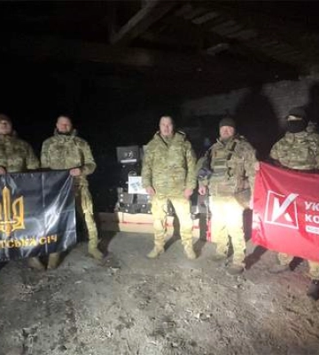 &quot;Українська команда&quot; привезла дрони-камікадзе на передові позиції на двох гарячих напрямках