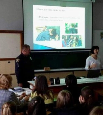 Поліція Рахова навчає дітей, як протидіяти булінгу та насильству у сім`ї