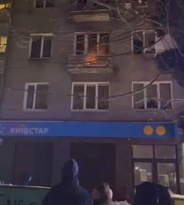 У центрі Луцька горить квартира. Відео