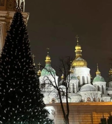 На Софійській площі вже змонтували новорічну ялинку