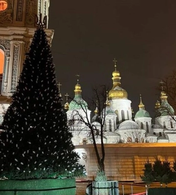 На Софійській площі в Києві встановили новорічну ялинку