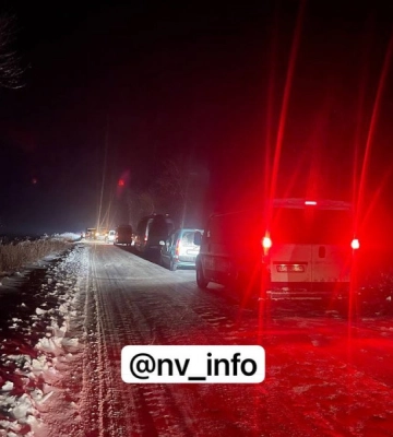Дорога дуже слизька: на Волині легковик зіткнувся з КАМАЗом. Фото
