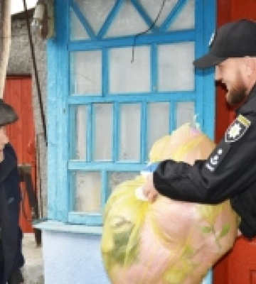 На Миколаївщині поліцейські разом із волонтерами роздавали гуманітарну допомогу