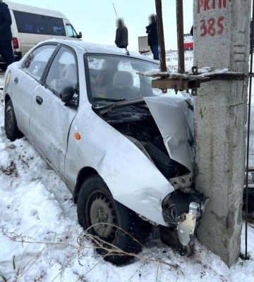 Одне авто влетіло у стовп. У ДТП поблизу Рівного постраждав водій
