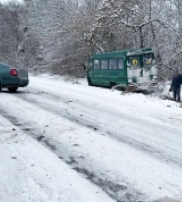 Біля Рівного зіштовхнулася маршрутка з легковиком