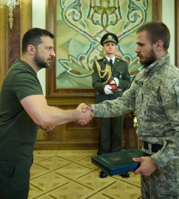 Зеленський вручив відзнаку черкаському студенту