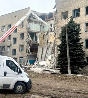 Армія РФ вдарила по лікарні в Селидовому: шість постраждалих, під завалами можуть бути люди