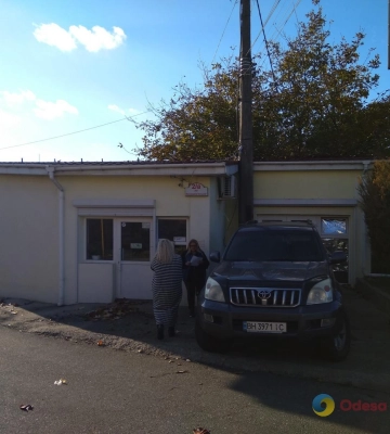 Одеські комунальники продовжують зносити зовнішню рекламу