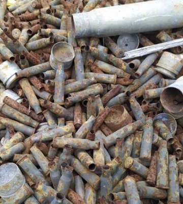 Збирався здати на металобрухт. У Кривому Розі патрульні виявили в автівці чоловіка уламки, схожі на частини ракети
