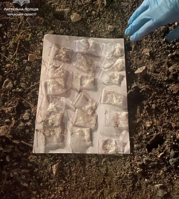Намагався проковтнути: в Черкасах затримали чоловіка з 18 пакетиками з наркотиками