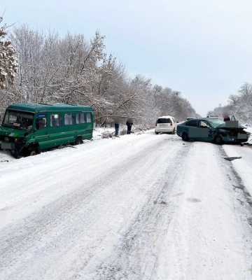 Під Рівним легковик врізався у маршрутку на зустрічній, є постраждалий