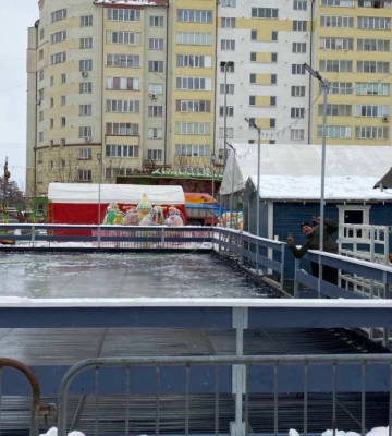 У Франківську монтують ковзанку