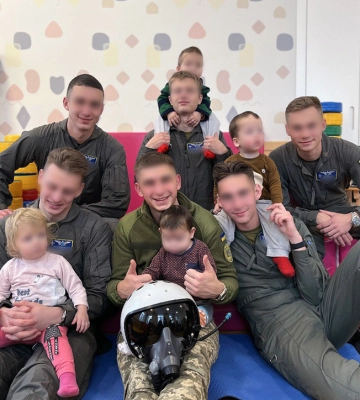 Харківські курсанти-льотчики стали хрещеними батьками маленьким сиротам з Луганщини 