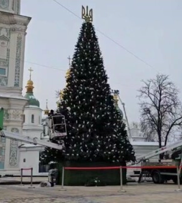 В Киеве начали украшать главную елку страны. ВИДЕО