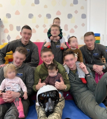 Хресні татусі у льотних комбезах провідали похресників (похресниць): милі фото пілотів та дітей