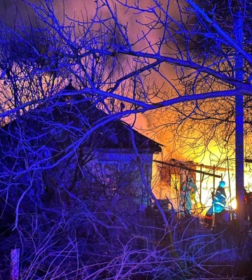 Поліціянти Полтавщини врятували жінку із палаючого будинку