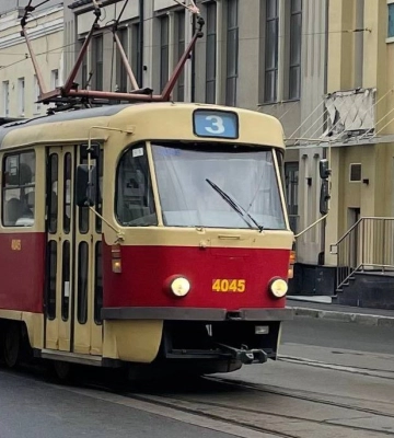 Обстріли у Харкові знищили 100 трамваїв